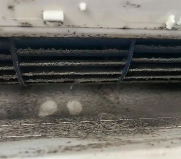 交口空调吹的风有股烧焦味是怎么回事